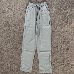 Kids Grey and white very light weight pants 
Size-M in kids
